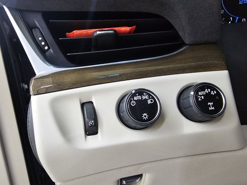 Used 2019 Cadillac Escalade ESV Premium Luxury w/ LPO, Radiant Package image 33