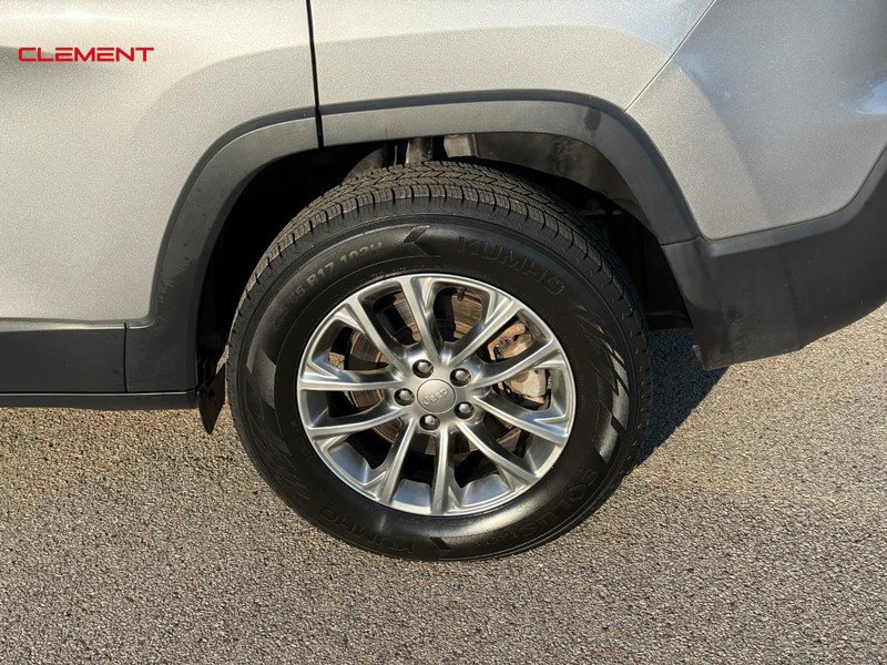 Used 2021 Jeep Cherokee Latitude Plus AWD/4WD image 3
