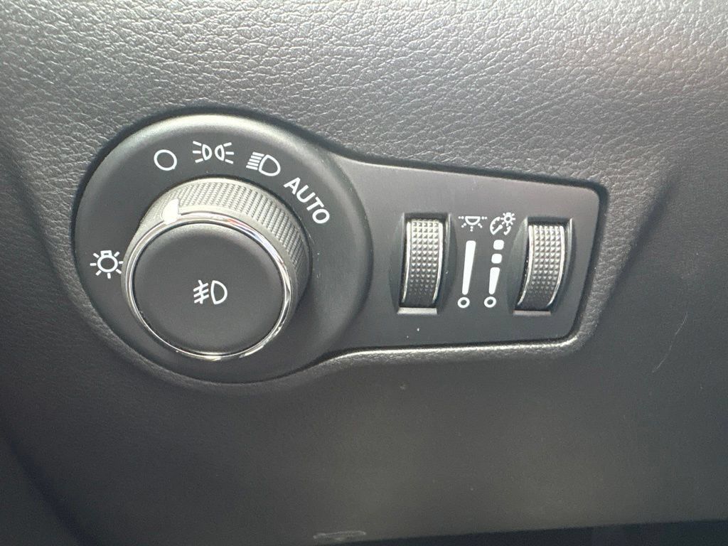 Used 2024 Jeep Compass Latitude AWD/4WD image 17