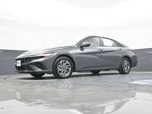 Used 2025 Hyundai Elantra Hybrid FWD image 56