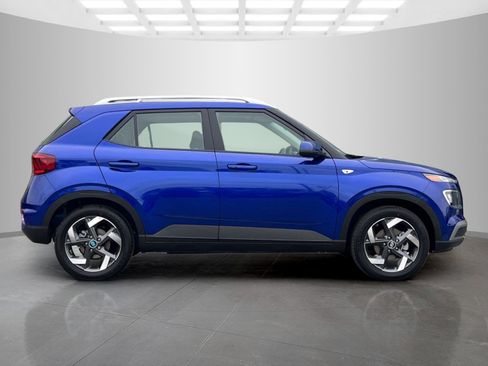 New 2025 Hyundai Venue SEL image 3