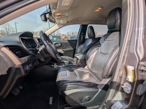 Used 2017 Jeep Cherokee Limited image 12