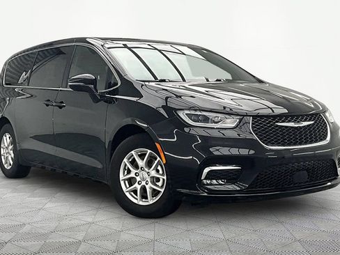 Used 2025 Chrysler Pacifica Select FWD image 12