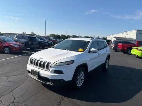 Used 2016 Jeep Cherokee Latitude w/ Cold Weather Group AWD/4WD image 2