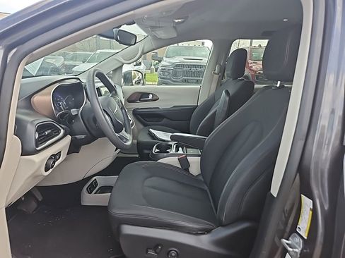 Used 2018 Chrysler Pacifica Touring Plus image 15