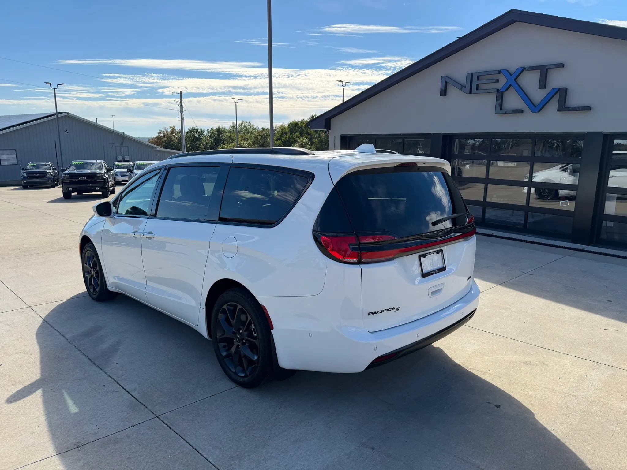 Used 2022 Chrysler Pacifica Touring-L w/ Uconnect Theater Family Group AWD/4WD image 7