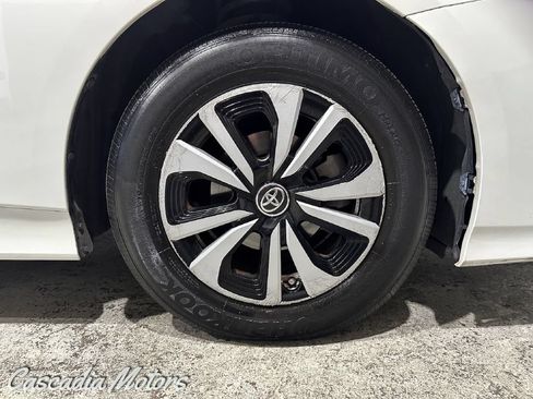 Used 2017 Toyota Prius Prime Premium FWD image 32