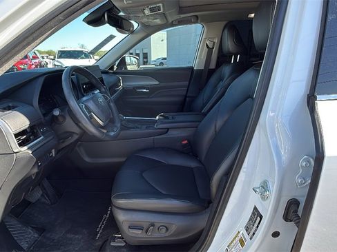 Used 2024 Toyota Grand Highlander XLE image 11