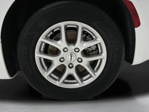 Used 2023 Chrysler Voyager LX FWD image 8