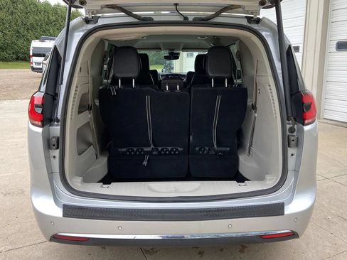 Used 2024 Chrysler Pacifica Touring-L FWD image 26