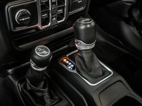 Used 2019 Jeep Wrangler Unlimited Sahara image 34