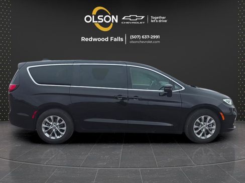 Used 2025 Chrysler Pacifica Select AWD/4WD image 11