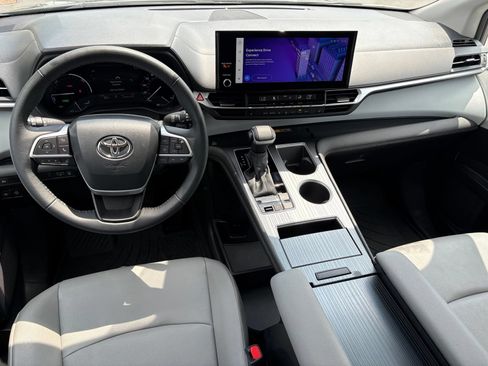 Used 2025 Toyota Sienna XLE FWD image 13