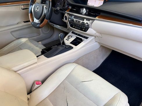 Used 2015 Lexus ES 300h w/ Navigation System Package FWD image 19