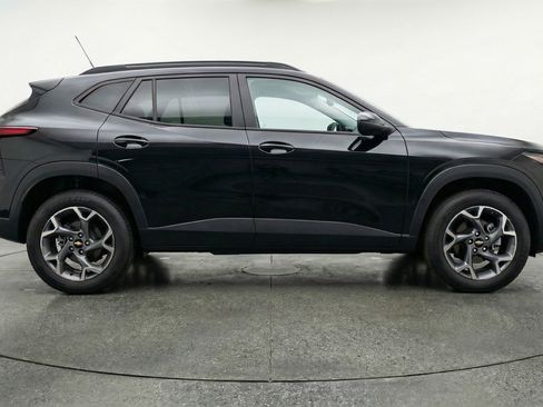 Used 2025 Chevrolet Trax LT w/ LT Convenience Package FWD image 11