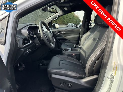 Used 2025 Chrysler Pacifica Select image 11
