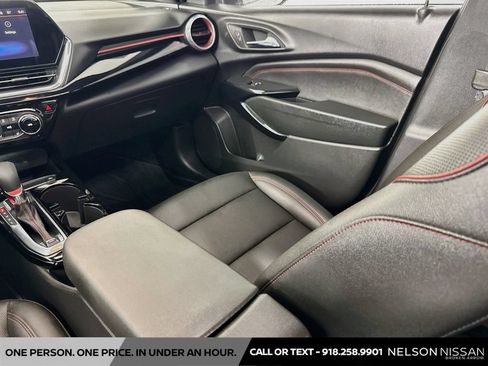 Used 2025 Chevrolet Trax RS w/ Sunroof Package FWD image 23