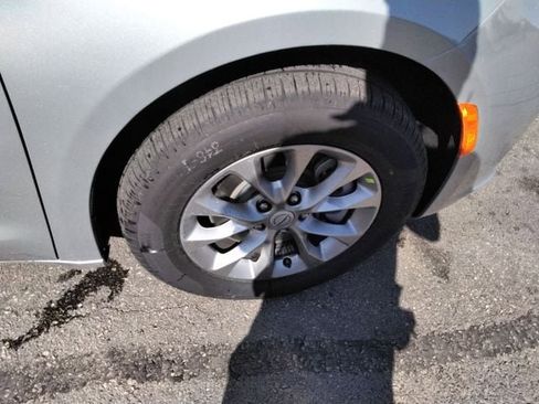 New 2026 Chrysler Pacifica Select AWD/4WD image 17