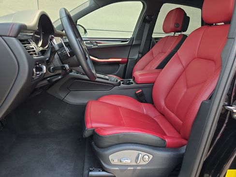 Used 2025 Porsche Macan AWD/4WD image 5