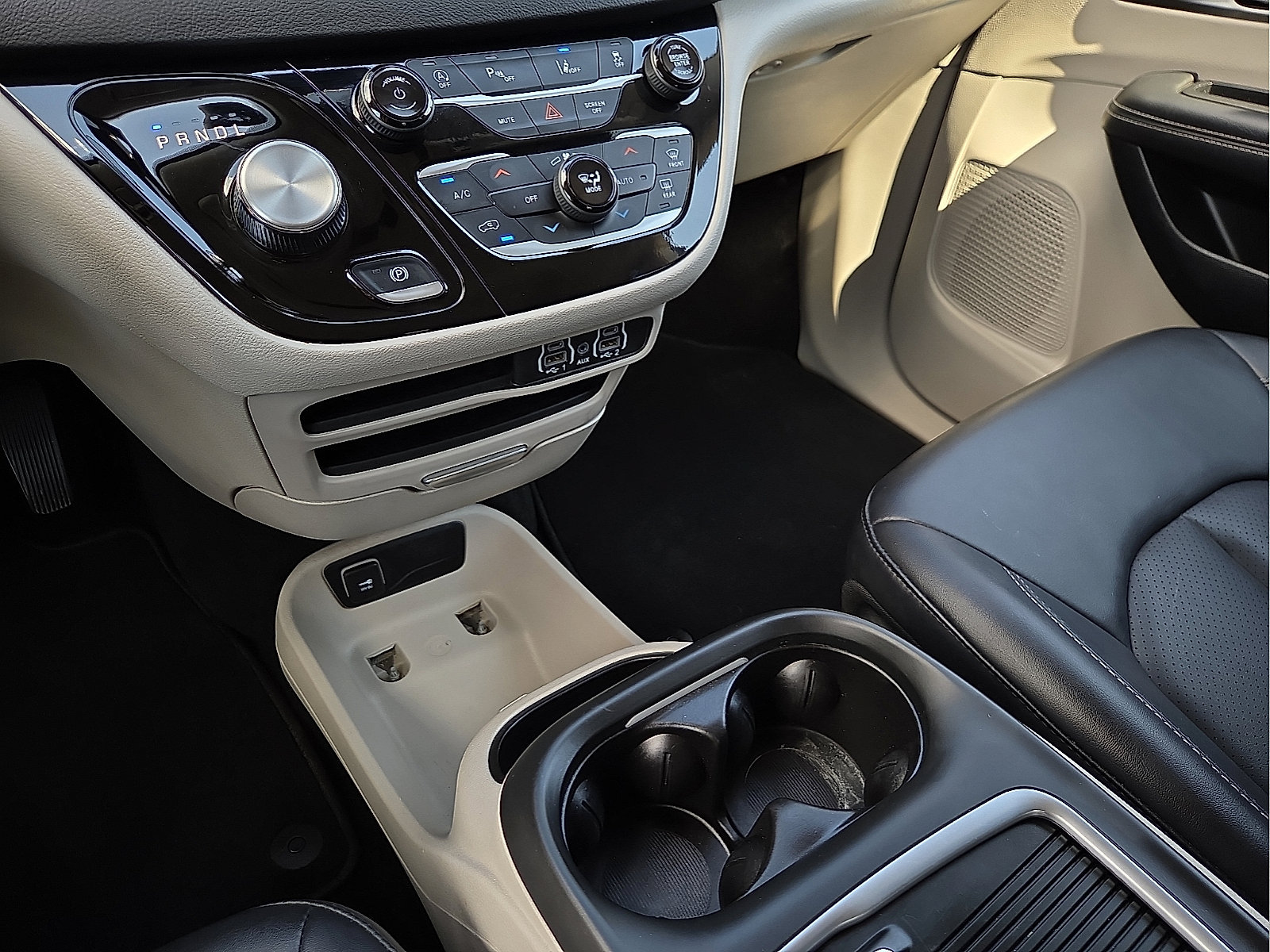 Used 2024 Chrysler Pacifica Touring-L FWD image 25