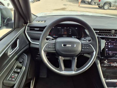 Used 2024 Jeep Grand Cherokee L Laredo RWD image 14