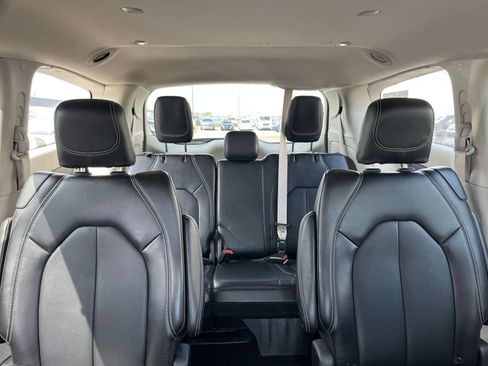 Used 2024 Chrysler Pacifica Touring-L FWD image 36