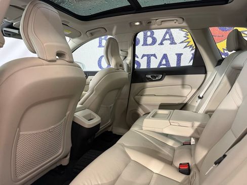Used 2022 Volvo XC60 B5 Momentum w/ Protection Package Premier FWD image 16