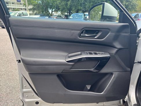 Used 2025 Nissan Pathfinder SV FWD image 18