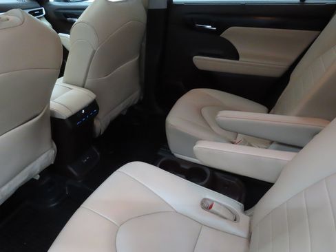 Used 2022 Toyota Highlander XLE AWD/4WD image 22