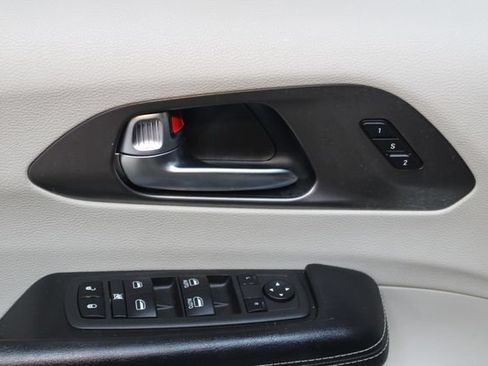 Used 2022 Chrysler Pacifica Touring-L FWD image 18