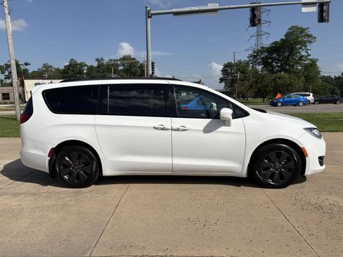 Used 2019 Chrysler Pacifica Touring-L w/ S Appearance Package FWD image 4