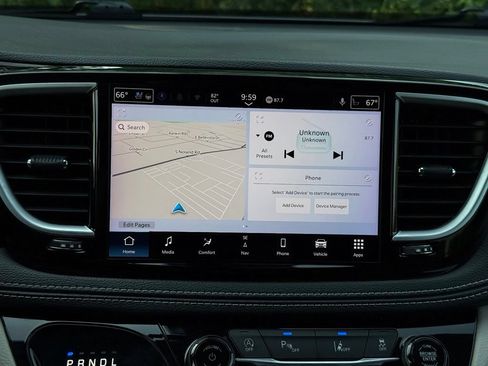 Used 2023 Chrysler Pacifica Limited FWD image 36