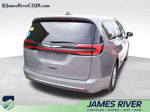 Used 2023 Chrysler Pacifica Touring-L FWD image 16