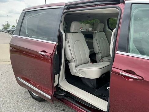 Used 2019 Chrysler Pacifica Limited FWD image 21
