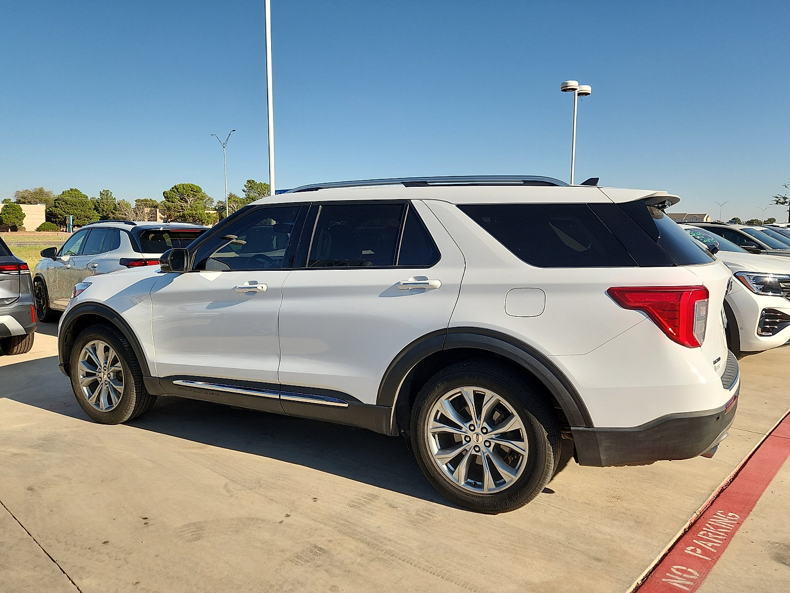 Used 2023 Ford Explorer Limited w/ Equipment Group 301A RWD image 3