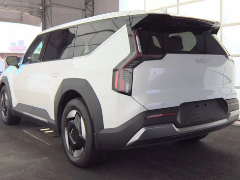 Used 2024 Kia EV9 Light Long Range RWD image 4