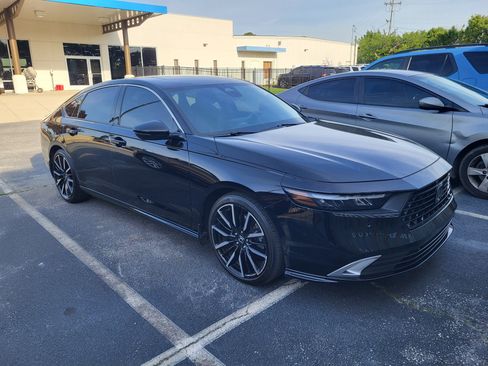 Used 2023 Honda Accord Touring image 3