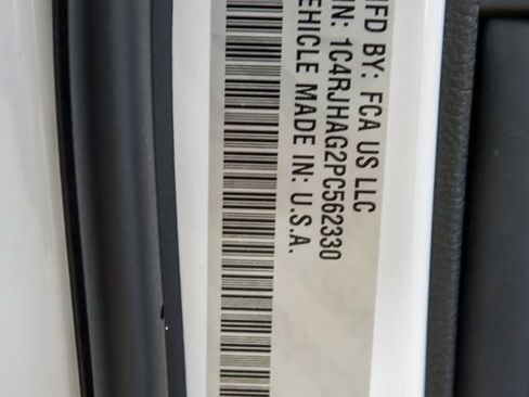 Used 2023 Jeep Grand Cherokee Laredo image 24