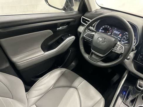 Used 2023 Toyota Highlander XLE image 12