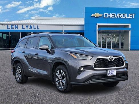 Used 2022 Toyota Highlander XLE image 1