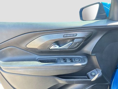 Used 2024 GMC Terrain SLT w/ Infotainment Package II image 9