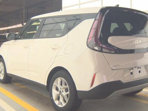 Used 2025 Kia Soul LX w/ LX Technology Package FWD image 6
