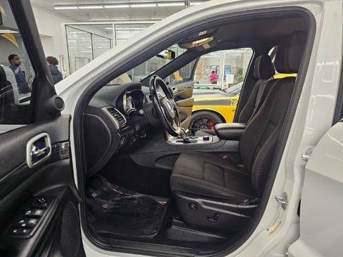 Used 2020 Jeep Grand Cherokee Laredo AWD/4WD image 9