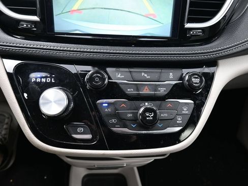 Used 2024 Chrysler Pacifica Limited FWD image 13