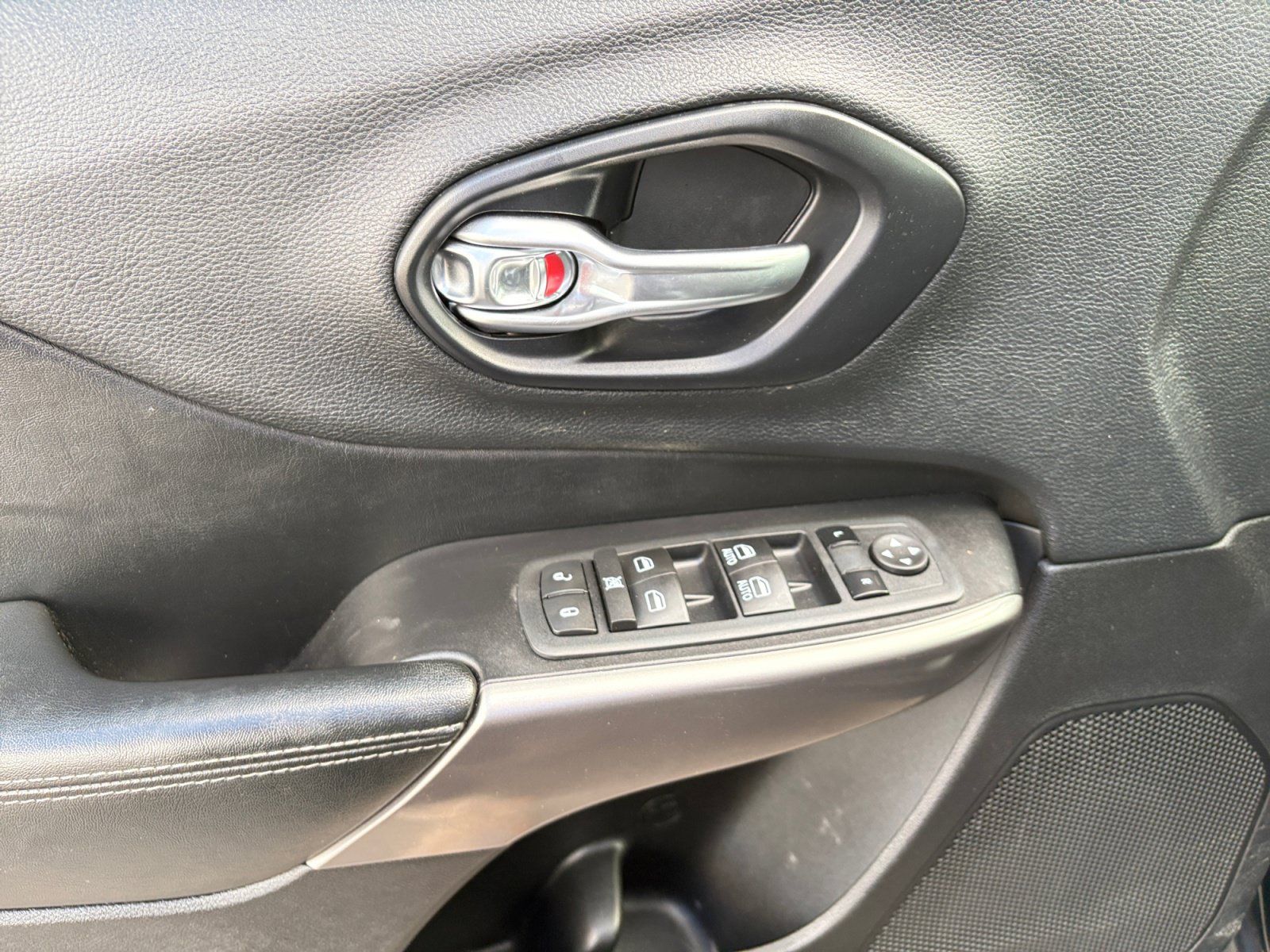 Used 2019 Jeep Cherokee Latitude Plus FWD image 10