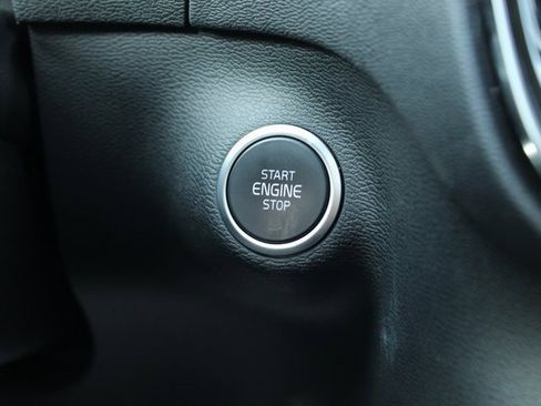 Used 2025 Volvo XC40 B5 Plus image 24