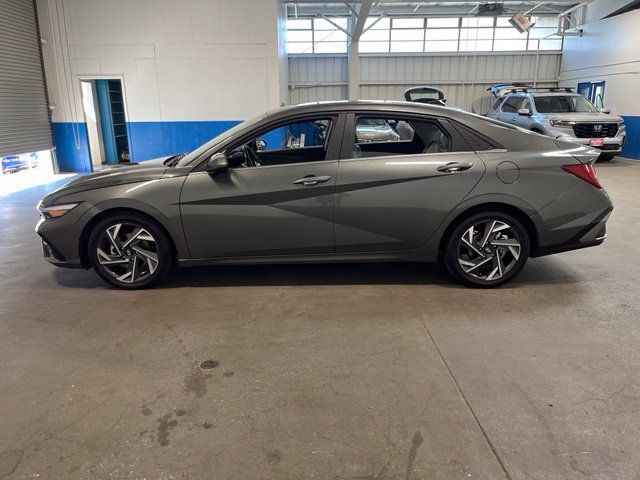 Used 2025 Hyundai Elantra Limited FWD image 6