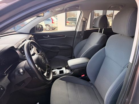 Used 2019 Kia Sorento L w/ LX Convenience Package image 9
