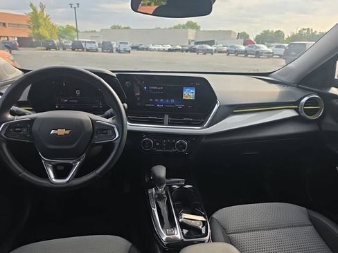 Used 2025 Chevrolet Trax LT w/ LT Convenience Package FWD image 11