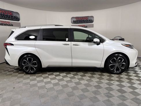 Used 2025 Toyota Sienna Platinum image 3